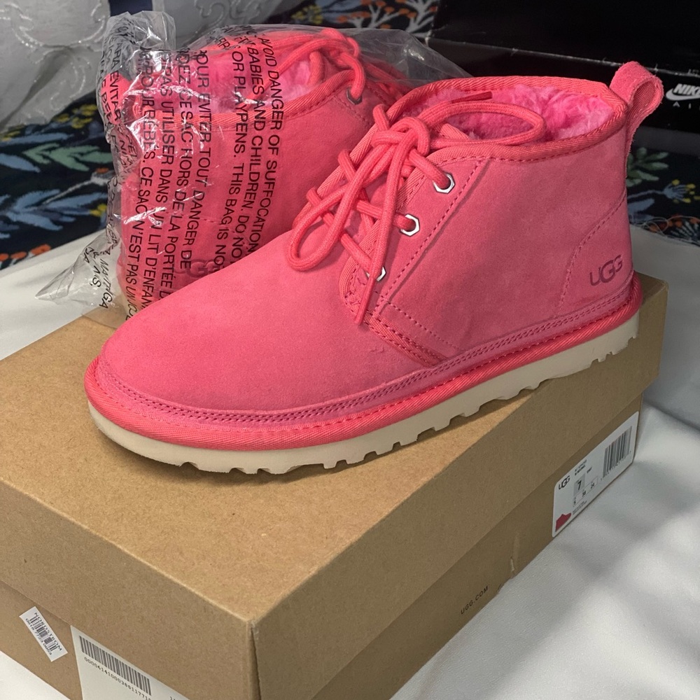 Uggs Neumel size 7 W